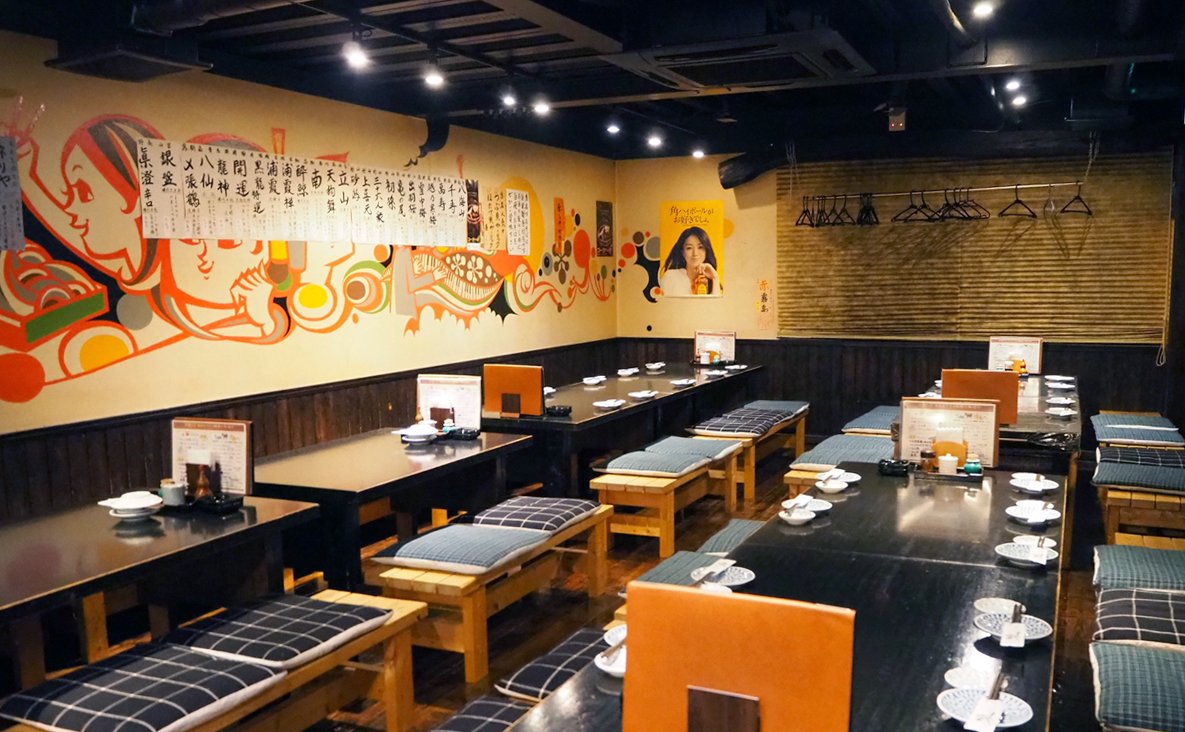 古木をベースに作られたシックな店内