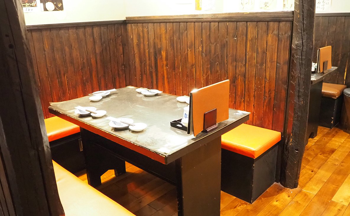 半個室のような安心感がある、地下1階のテーブル席