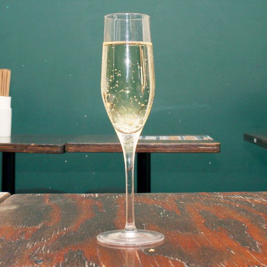 「樽生スパークリングワイン」グラス（530円）