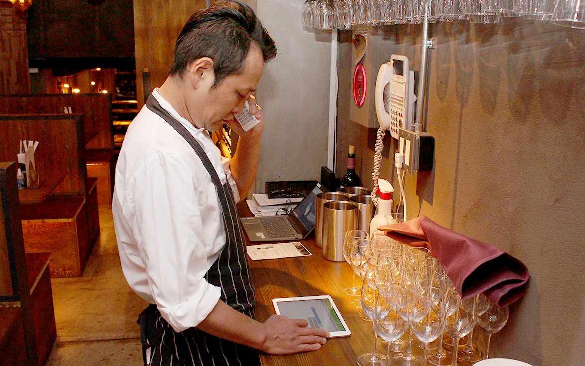 予約の電話は必ず日野店長がとり、ていねいな対応でお客の期待感を高める。