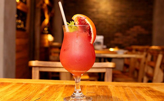 「ブラッドオレンジサングリア」690円。夏の季節ドリンクはシチリア産ブラッドオレンジを使用した3品をラインアップ