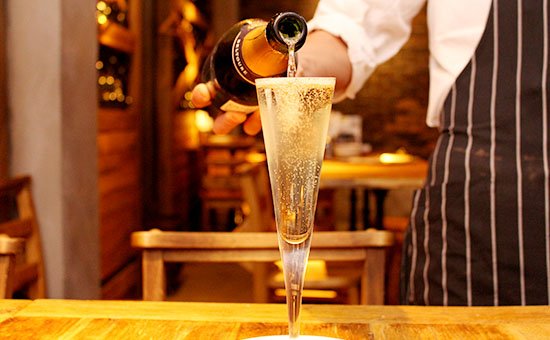 「なみなみワイン　ベルトゥーレ・ブリュット」690円