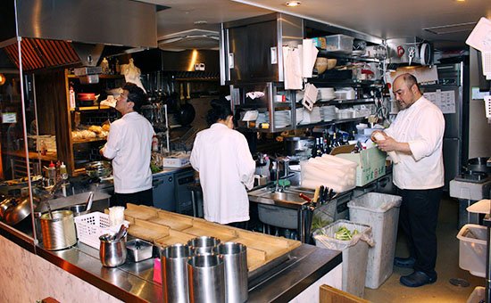 入口横のオープンキッチンを抜けるとテーブル席が広がる