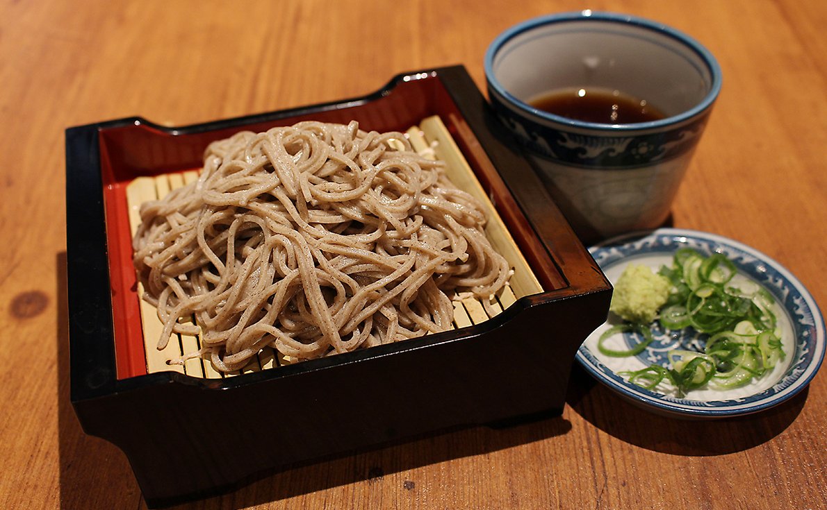 「十割蕎麦」はシメで食べやすいようハーフサイズを290円で用意
