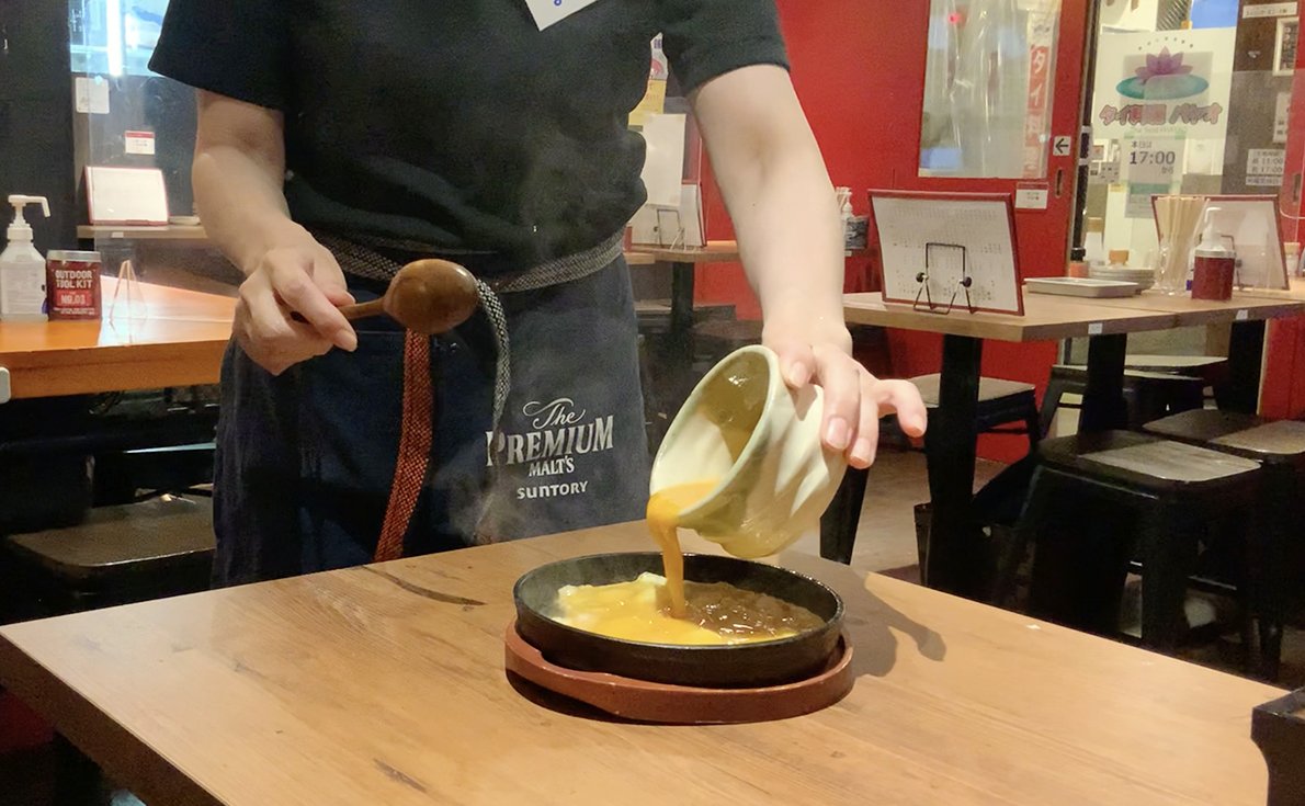 鉄板玉子焼きは熱した鉄鍋を客席に置きお客の目の前で焼くパフォーマンスが好評