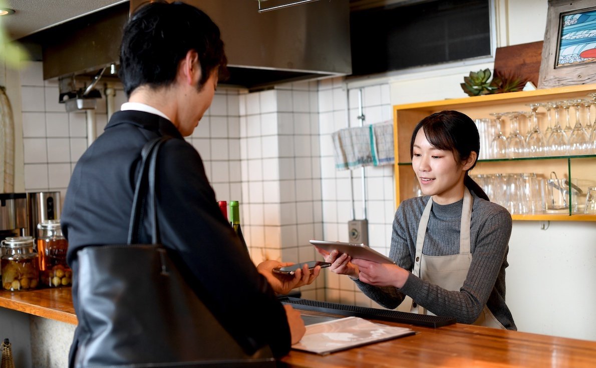 飲食店が抱える決済関連のお悩みは端末選びで解決！キャッシュレスを導入すべき理由やポイントを紹介